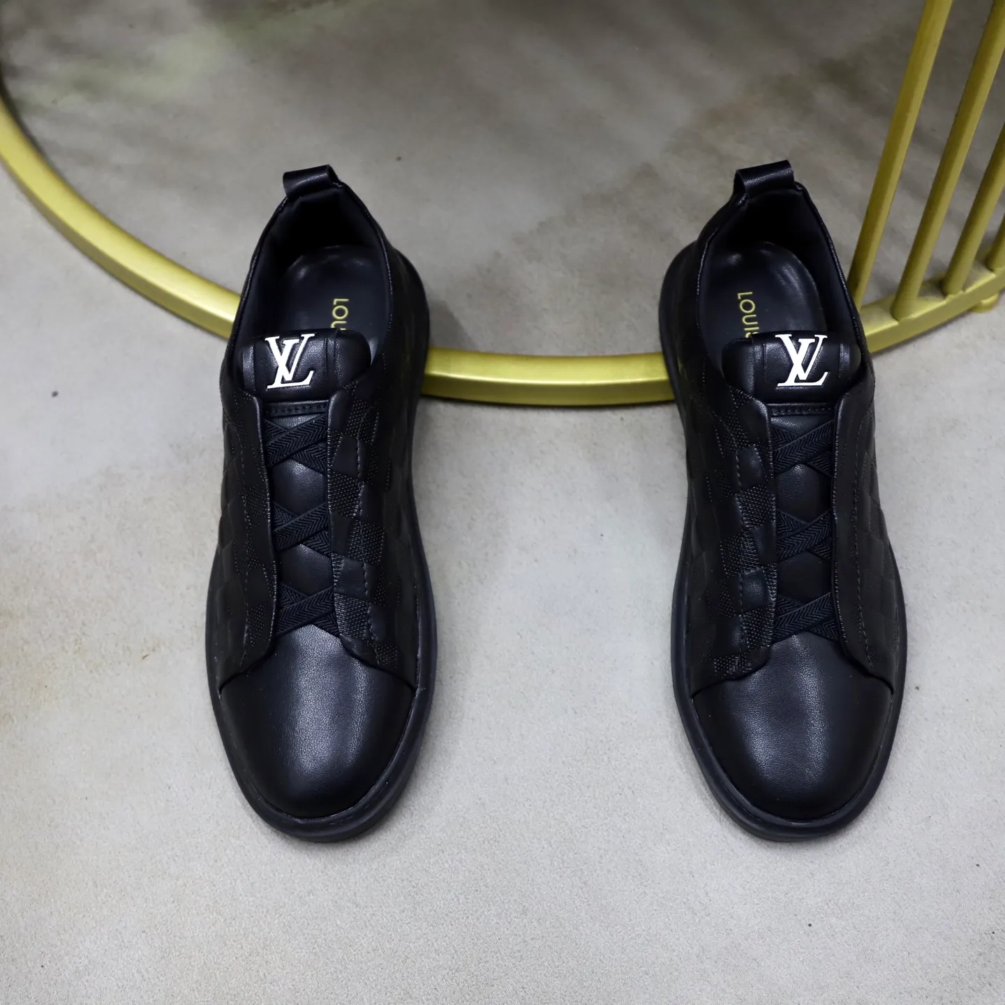 Ex-factory price: 442💰🙅‍♂️🙅‍♂️🙅‍♂️ Brand: LV Louis Vuitton Standard code: 38-44 (45 customized) Grade: Same as the official website Material: Original cowhide material stitching Comfortable and breathable sheepskin lining Lightweight and wear-resistant sports outsole Style category: Men's fashionable casual shoes Running sneakers Distinguished luxury brand elements Top luxury color: actual picture color